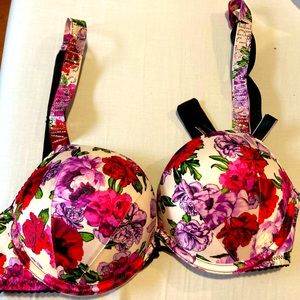 34 B Victoria’s Secret Bombshell Add-2-Cups Plunge Push-up Bra